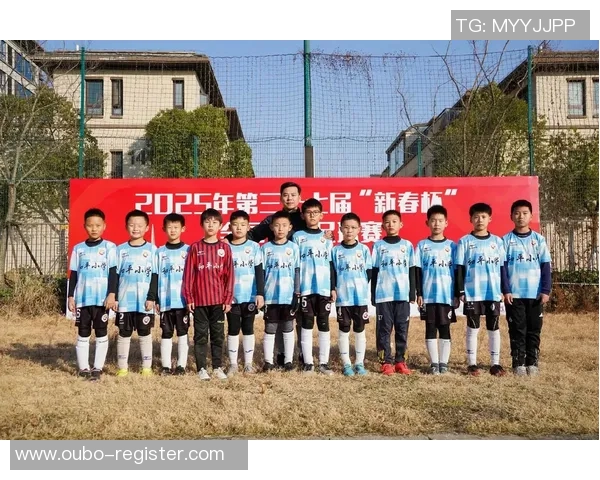 激情四溢的少年足球比赛视频展现年轻球员的拼搏精神与团队合作的魅力